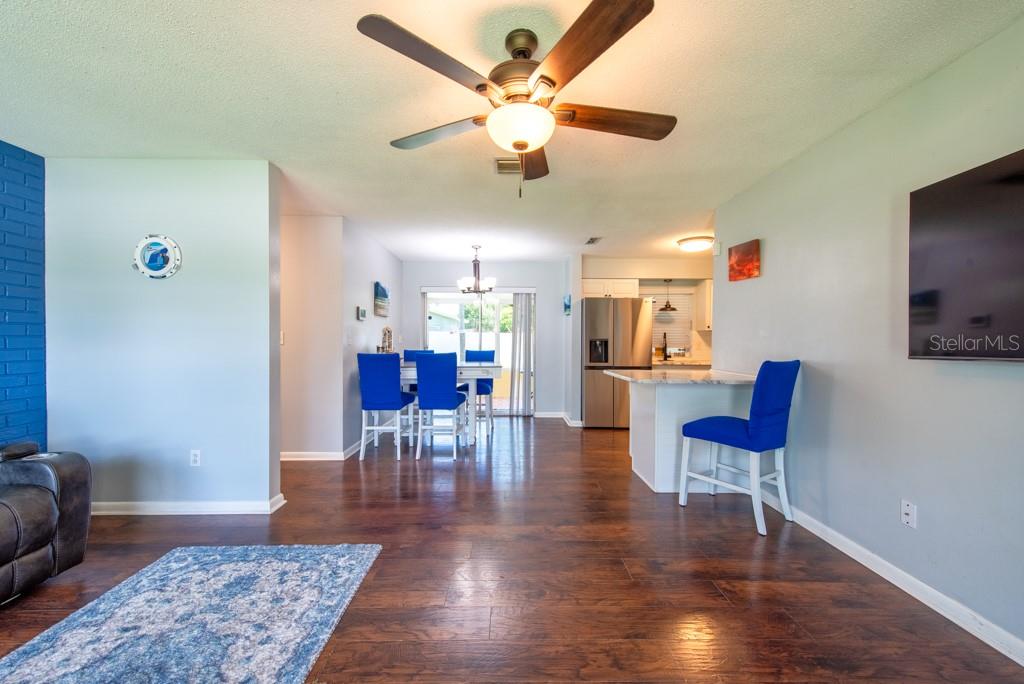 Listing photo id 3 for 11398 88th Avenue