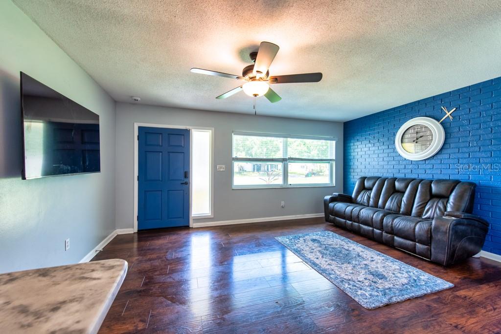 Listing photo id 5 for 11398 88th Avenue