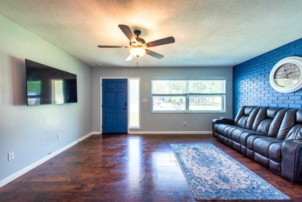 Listing photo id 6 for 11398 88th Avenue