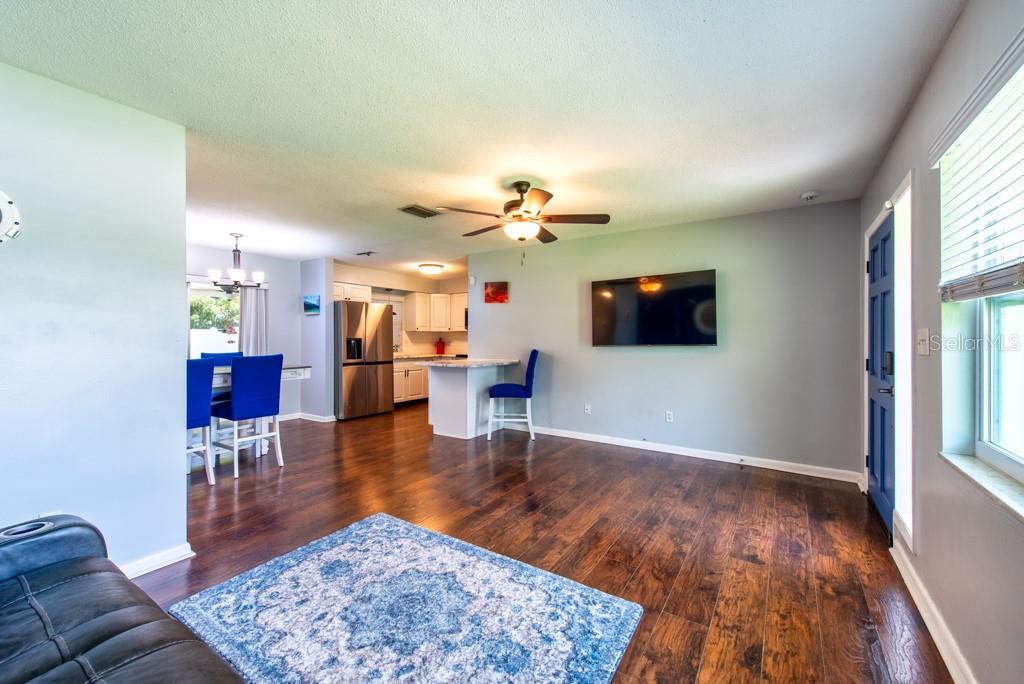 Listing photo id 7 for 11398 88th Avenue