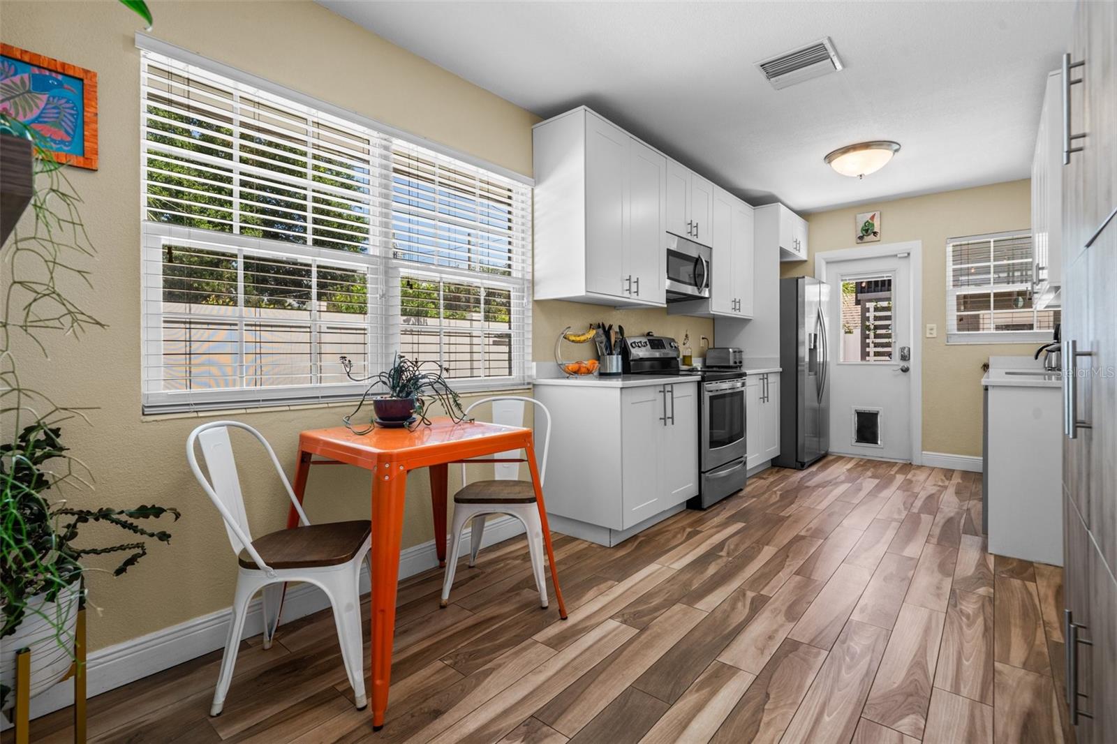 Listing photo id 23 for 1080 16th Avenue N