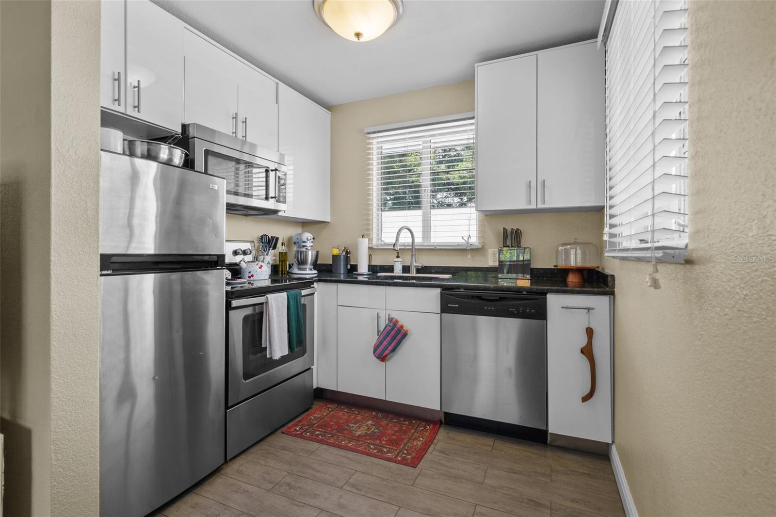 Listing photo id 52 for 1080 16th Avenue N