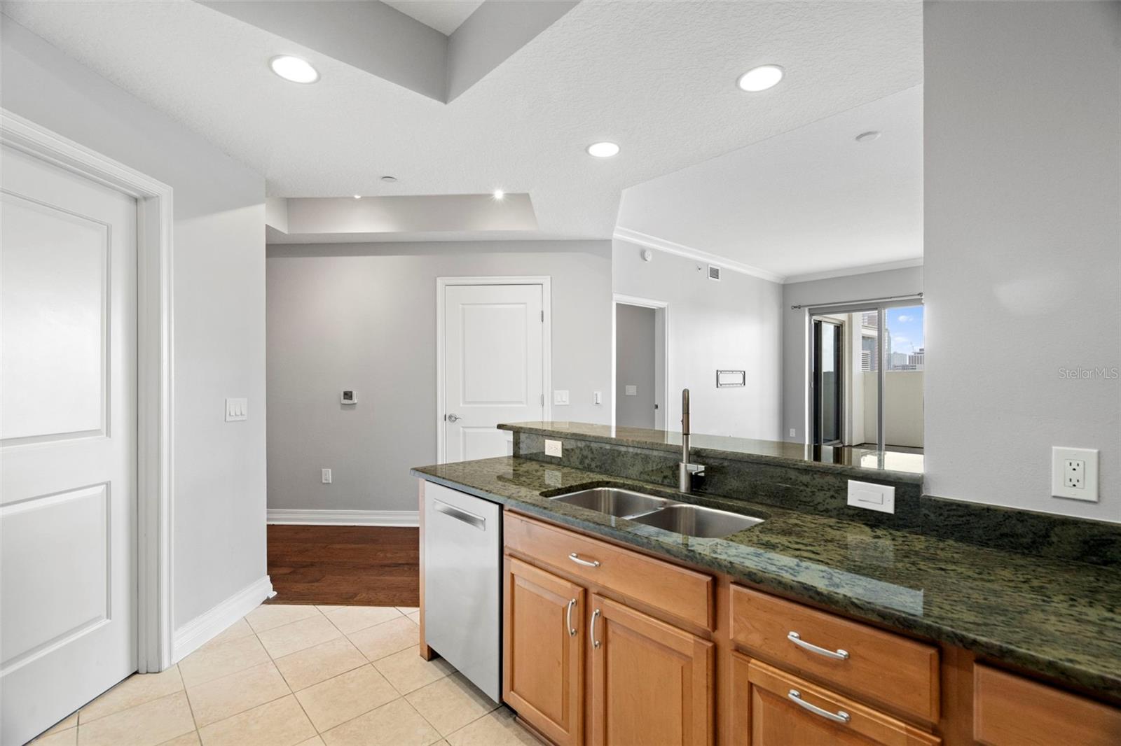 Image 12 of 53 For 1209 Cumberland Avenue 604