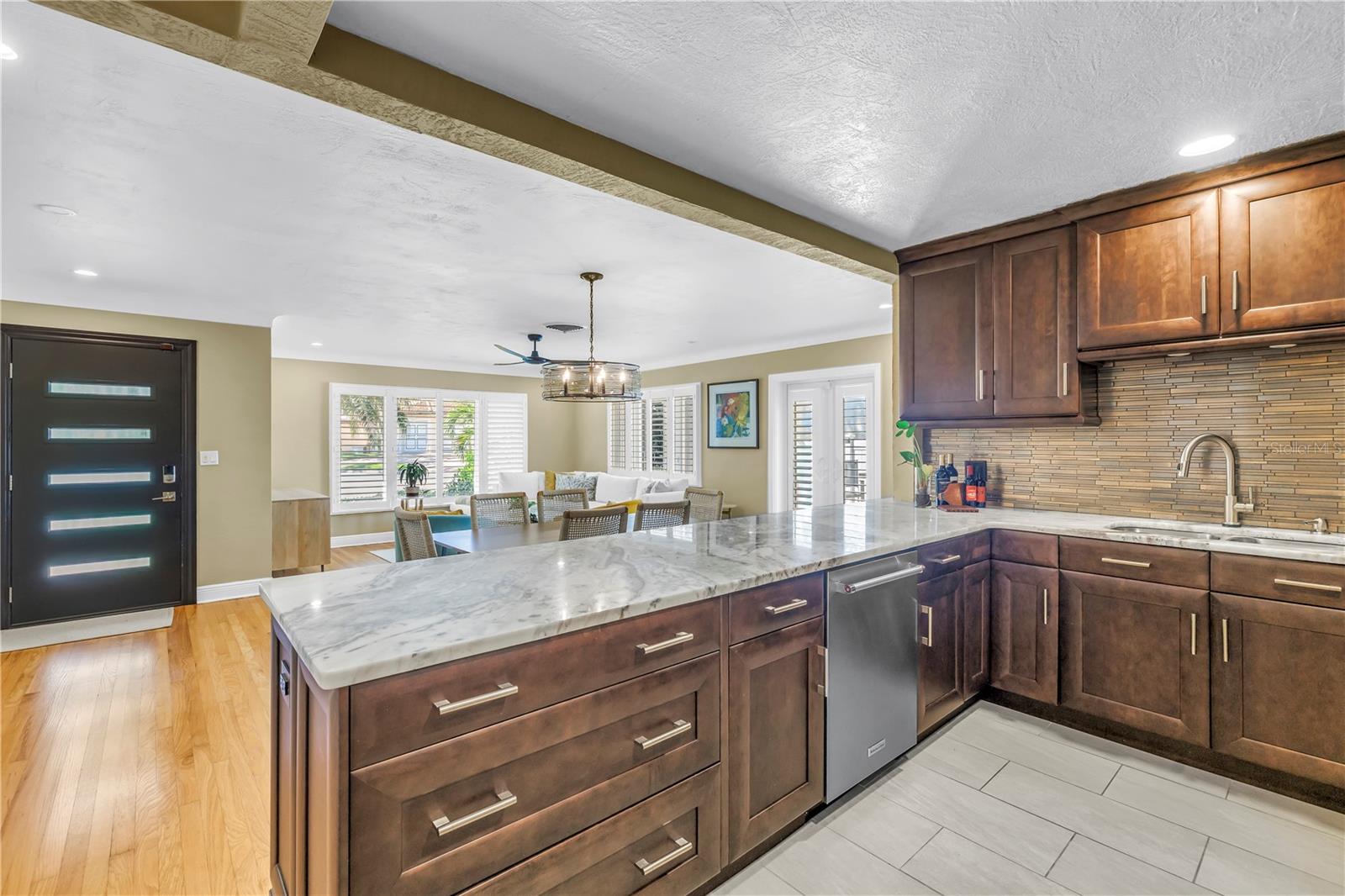 Listing photo id 12 for 200 Lamara Way Ne