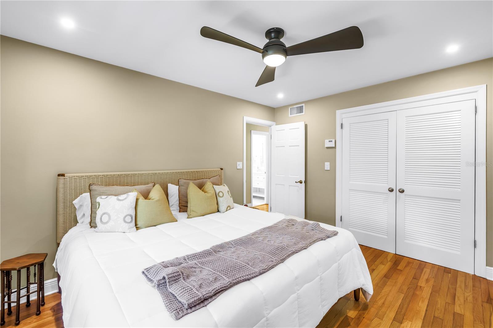 Listing photo id 15 for 200 Lamara Way Ne