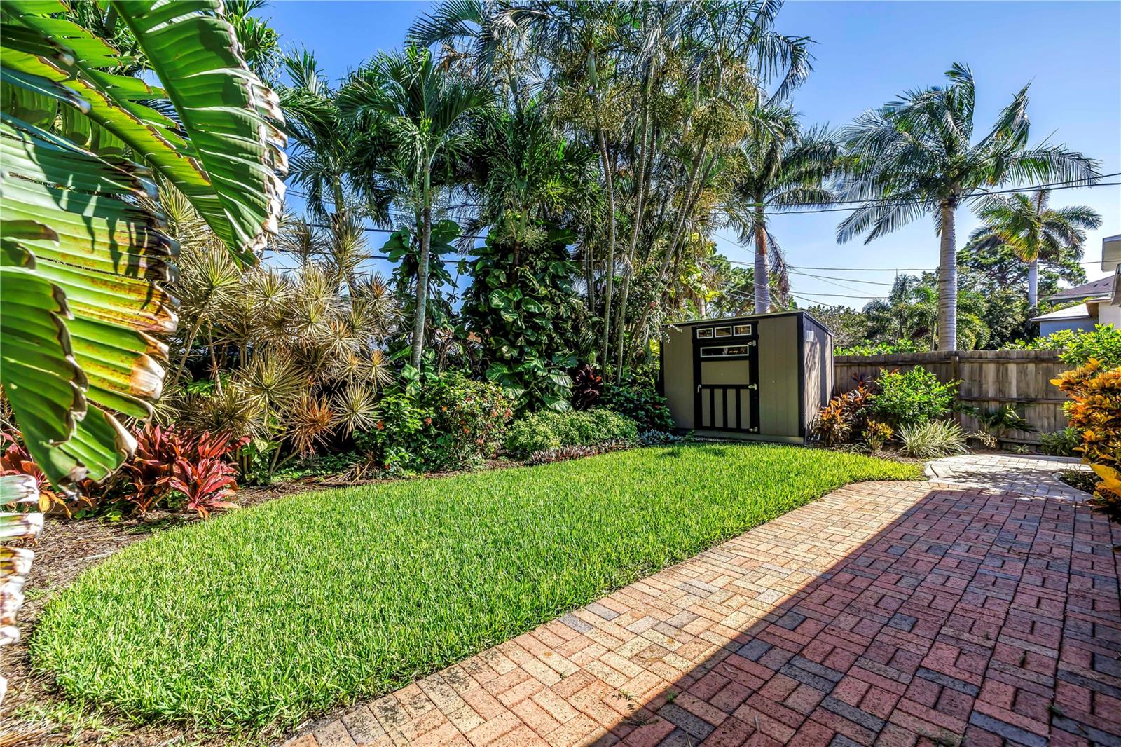 Listing photo id 23 for 200 Lamara Way Ne