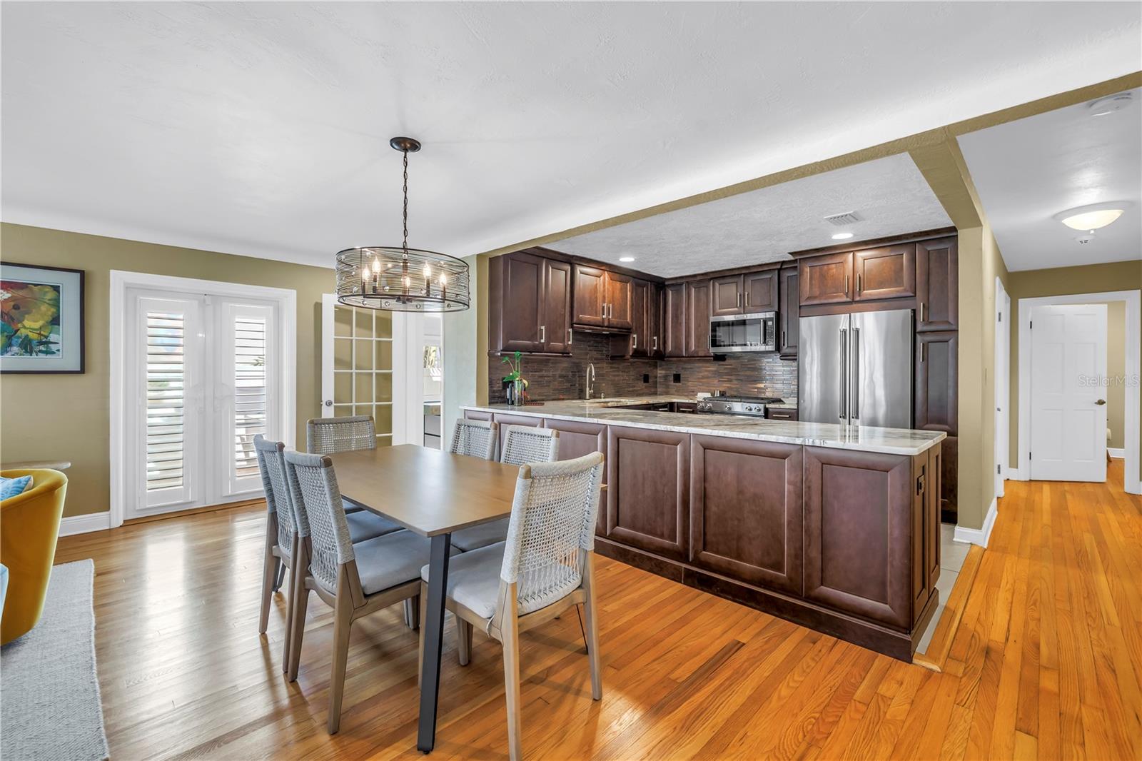 Listing photo id 7 for 200 Lamara Way Ne