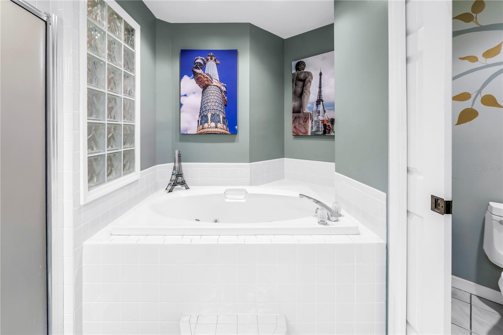 Image 32 of 61 For 5090 White Pine Circle Ne
