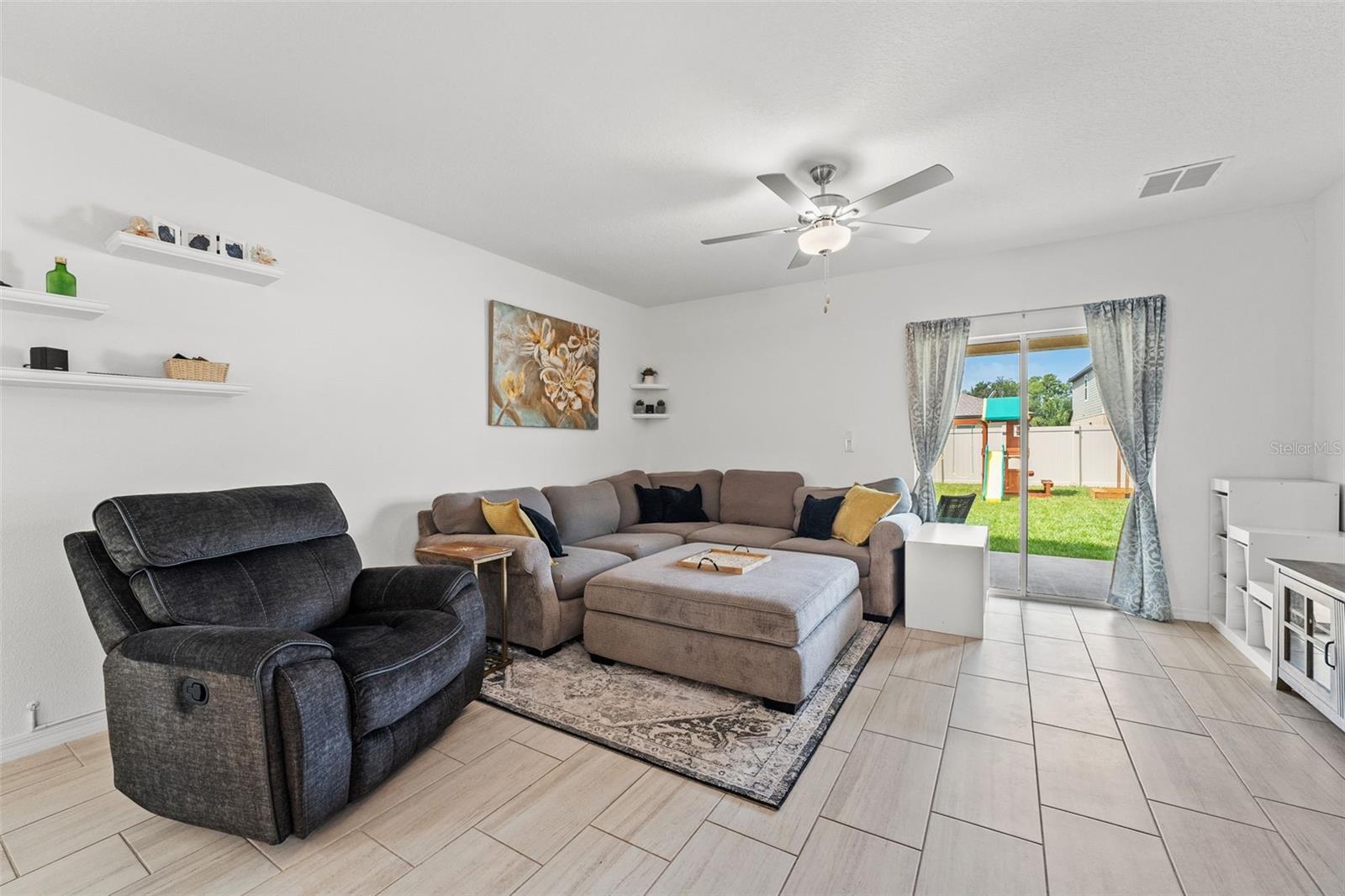 Image 3 of 29 For 9815 Carabiner Way