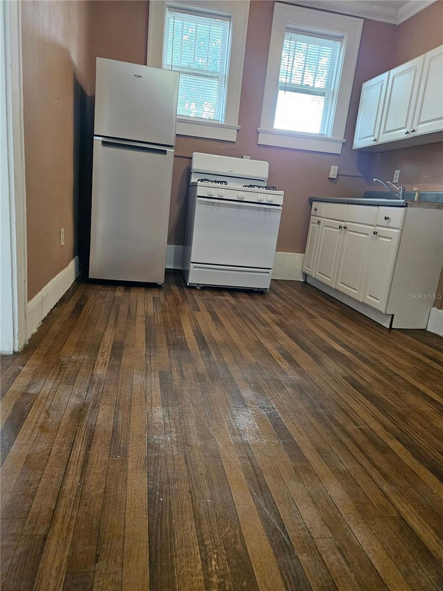 Image 5 of 11 For 4905 Central Avenue 4