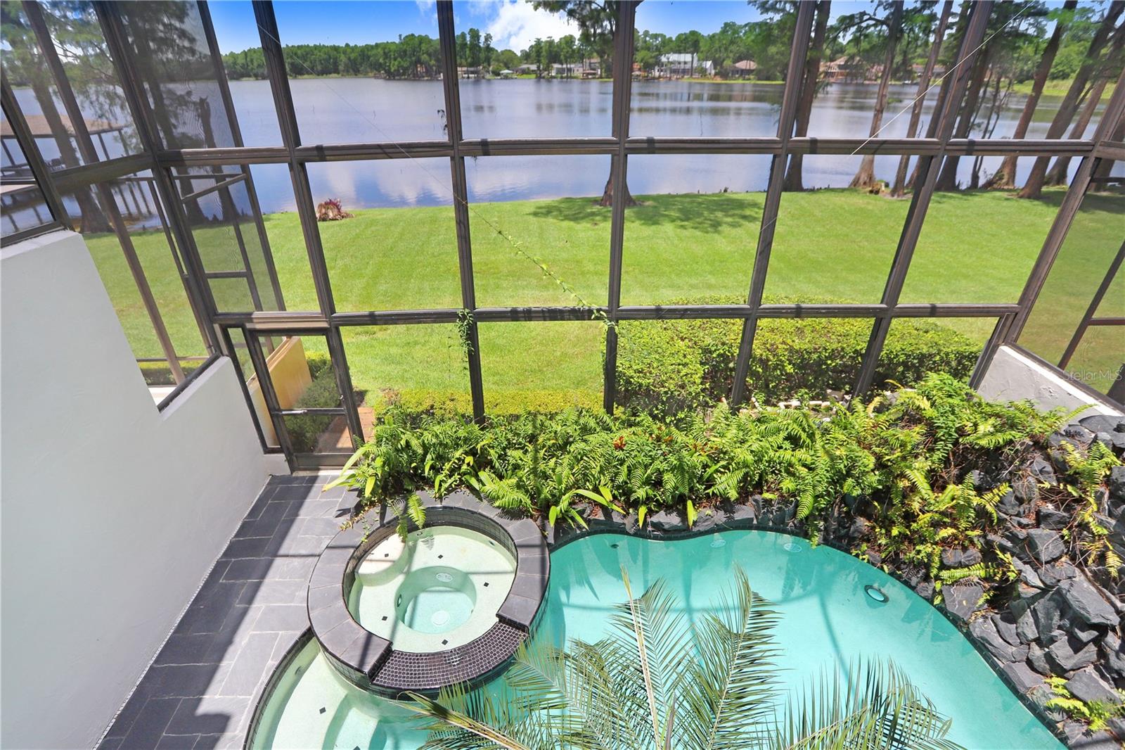 Listing photo id 13 for 3145 Lake Ellen Drive 3145