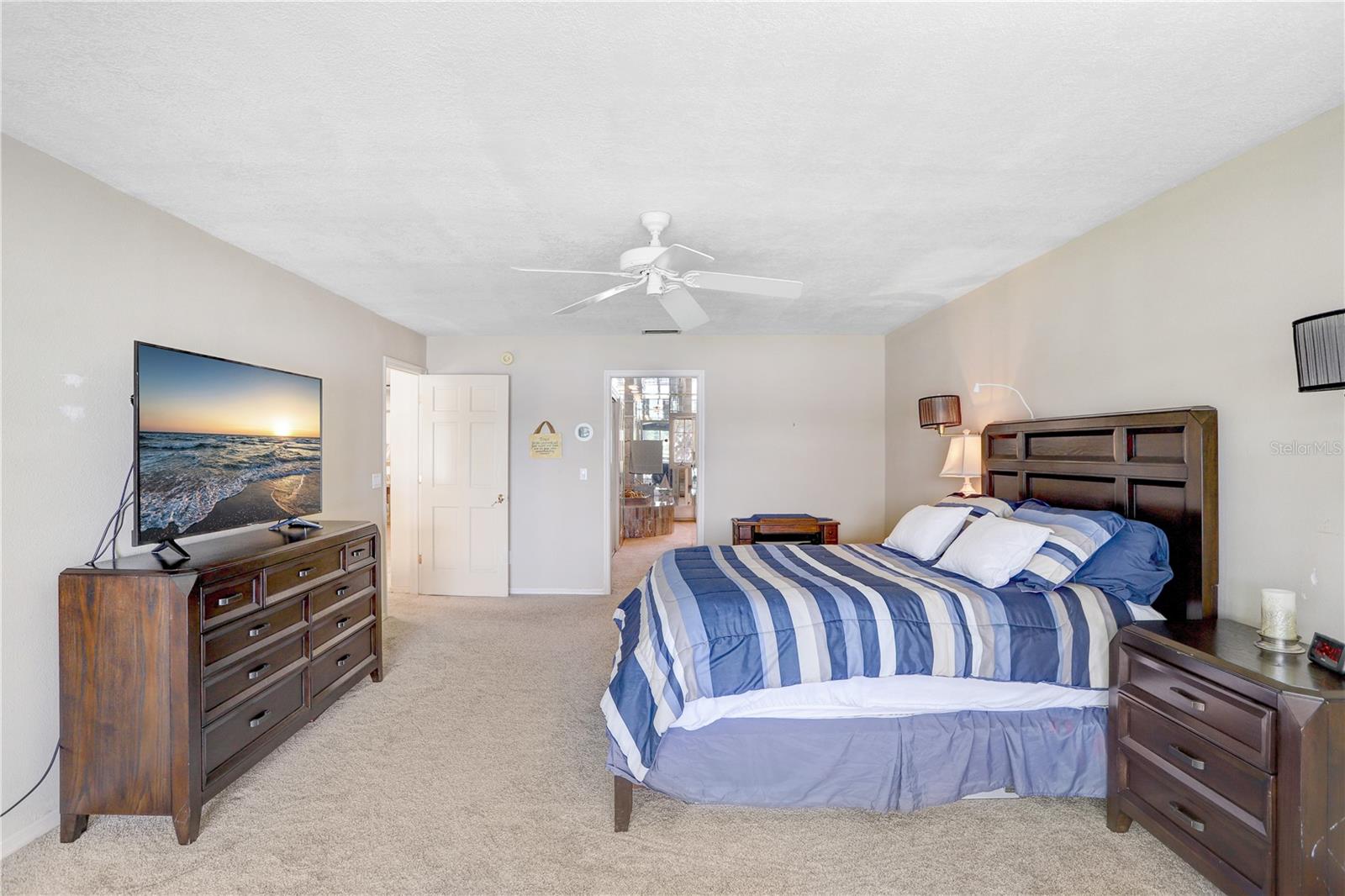 Listing photo id 5 for 3145 Lake Ellen Drive 3145
