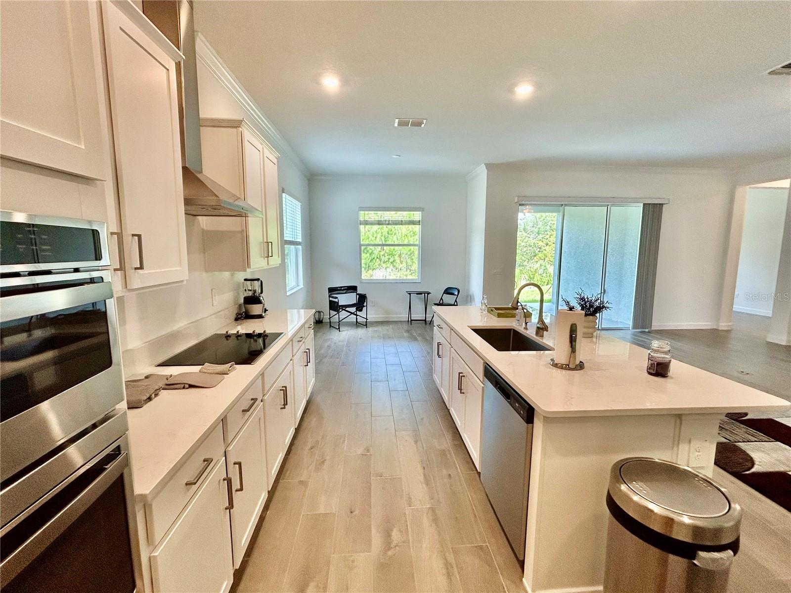 Listing photo id 12 for 10864 Banyan Breeze Boulevard