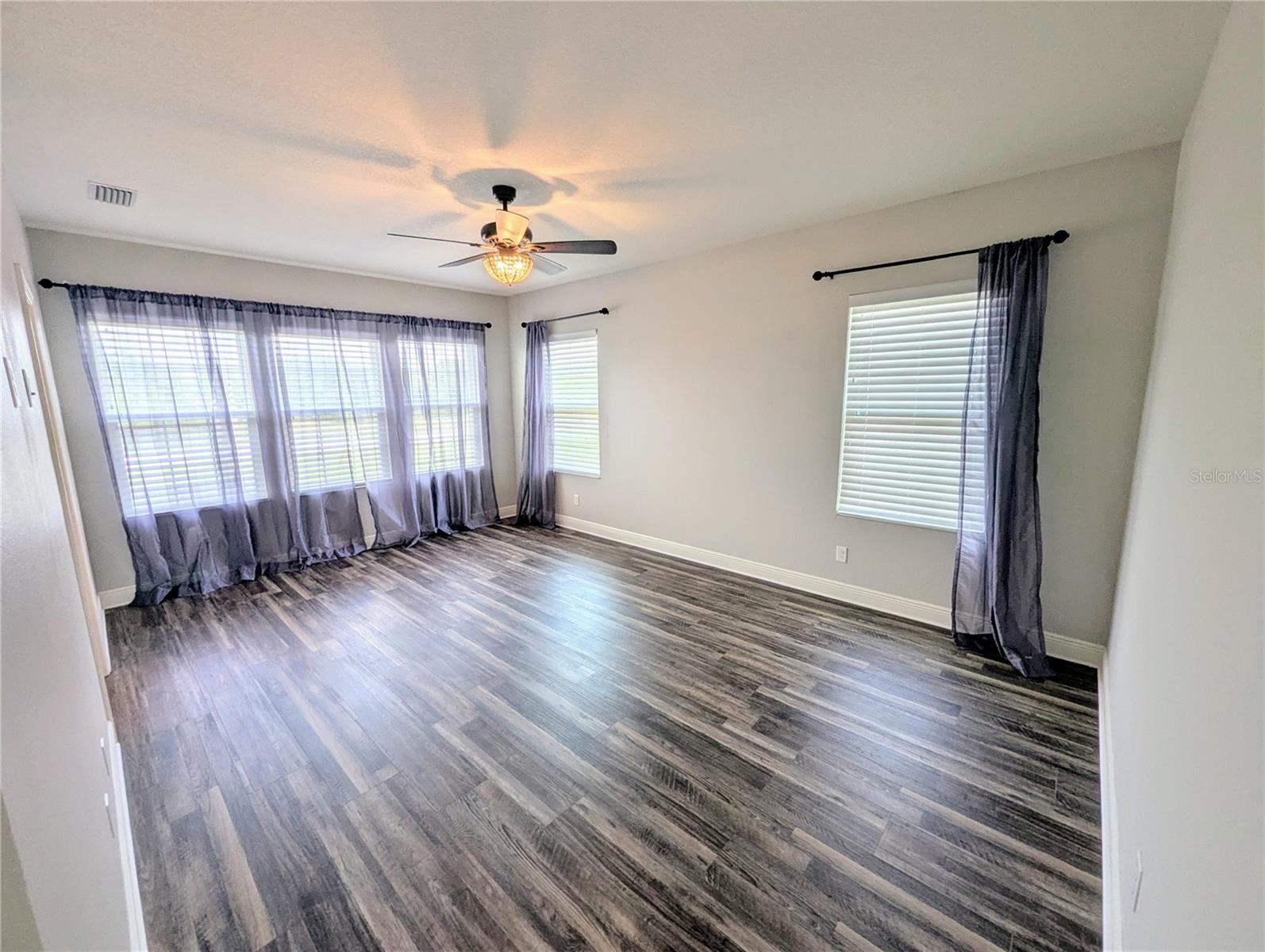 Listing photo id 13 for 32599 Natural Bridge Road