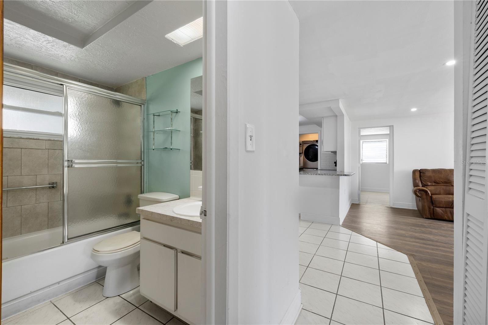 Listing photo id 10 for 10730 Premier Avenue