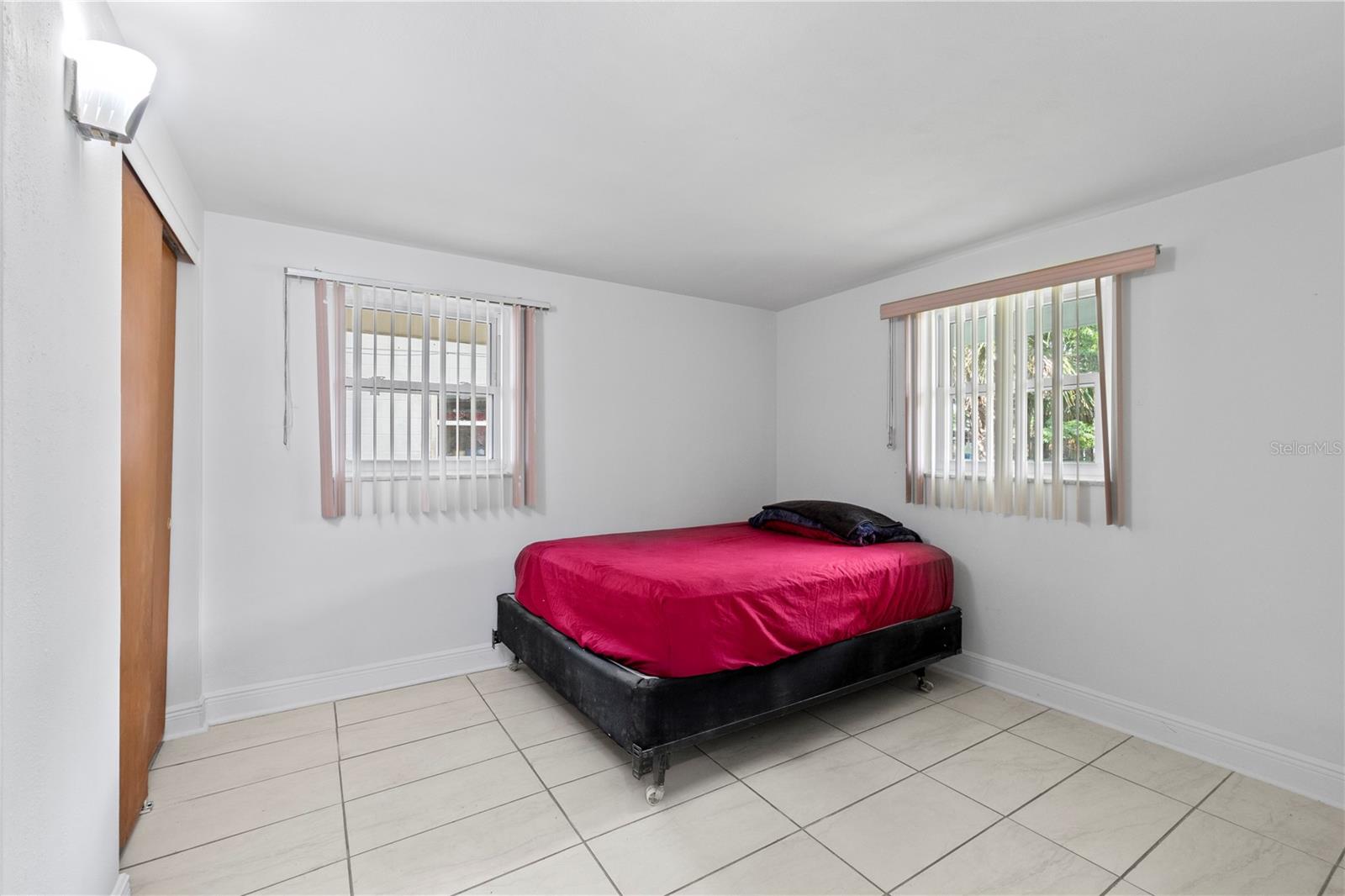 Listing photo id 11 for 10730 Premier Avenue