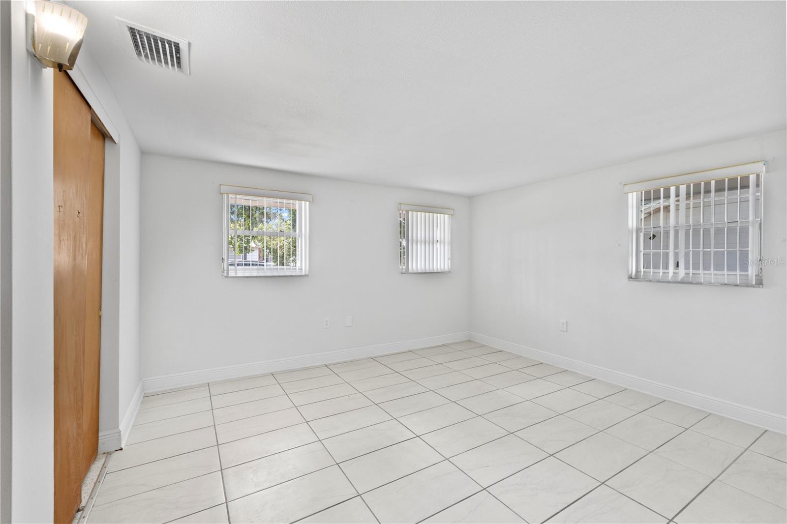 Listing photo id 13 for 10730 Premier Avenue