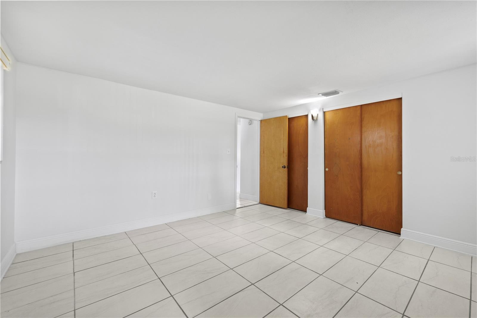 Listing photo id 14 for 10730 Premier Avenue