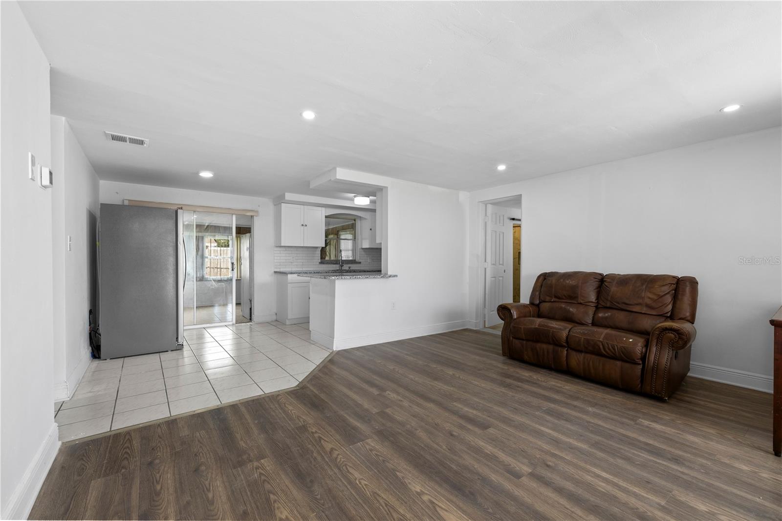 Listing photo id 1 for 10730 Premier Avenue