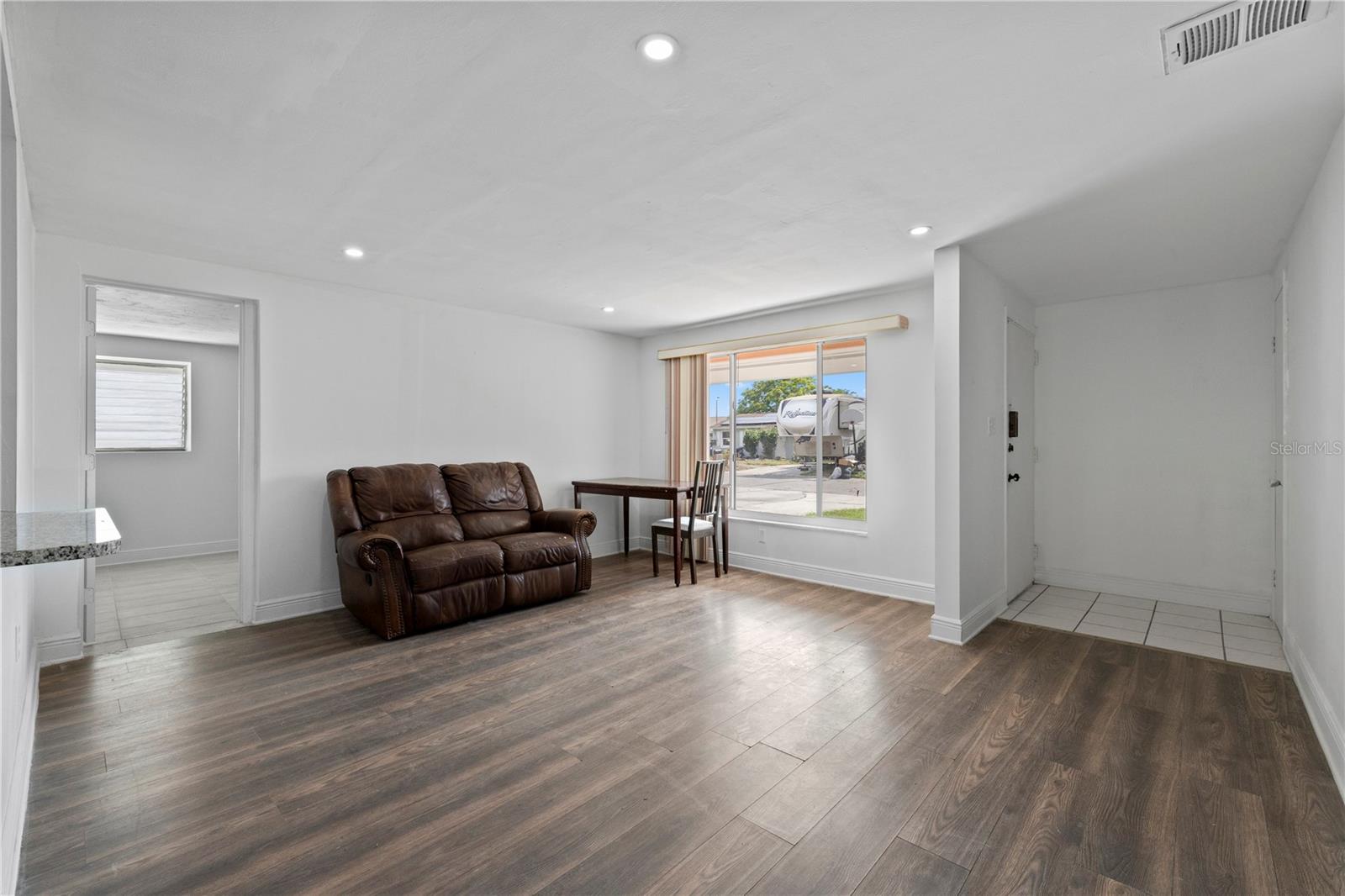 Listing photo id 2 for 10730 Premier Avenue