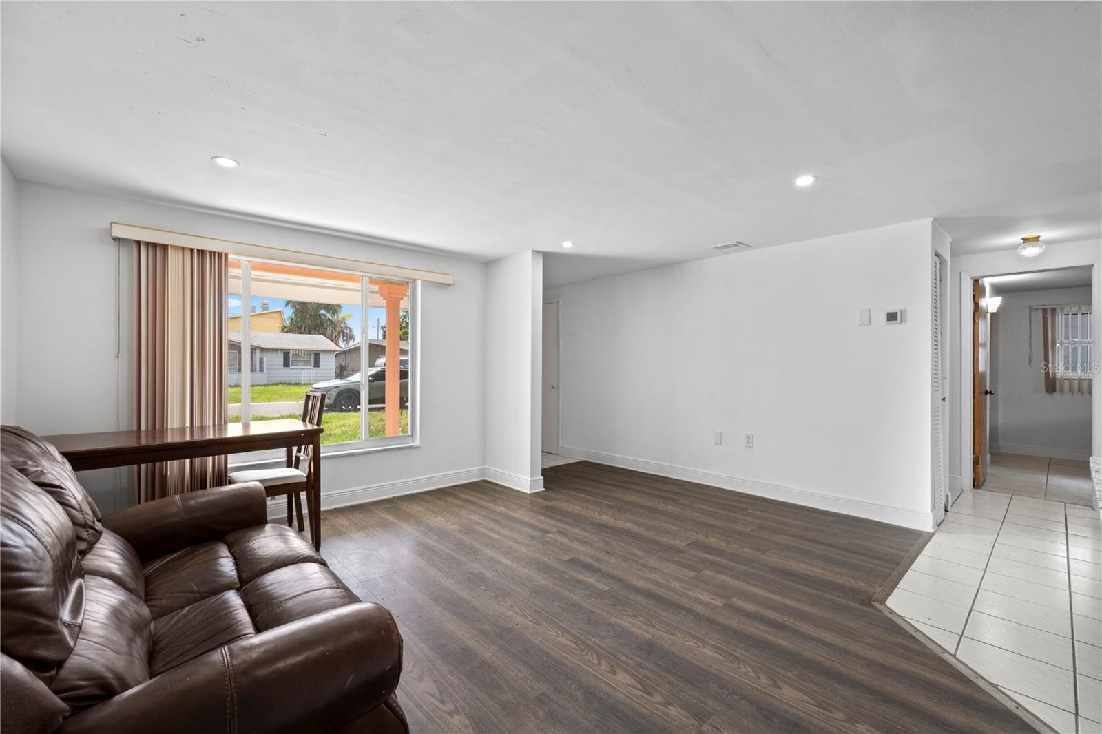 Listing photo id 3 for 10730 Premier Avenue