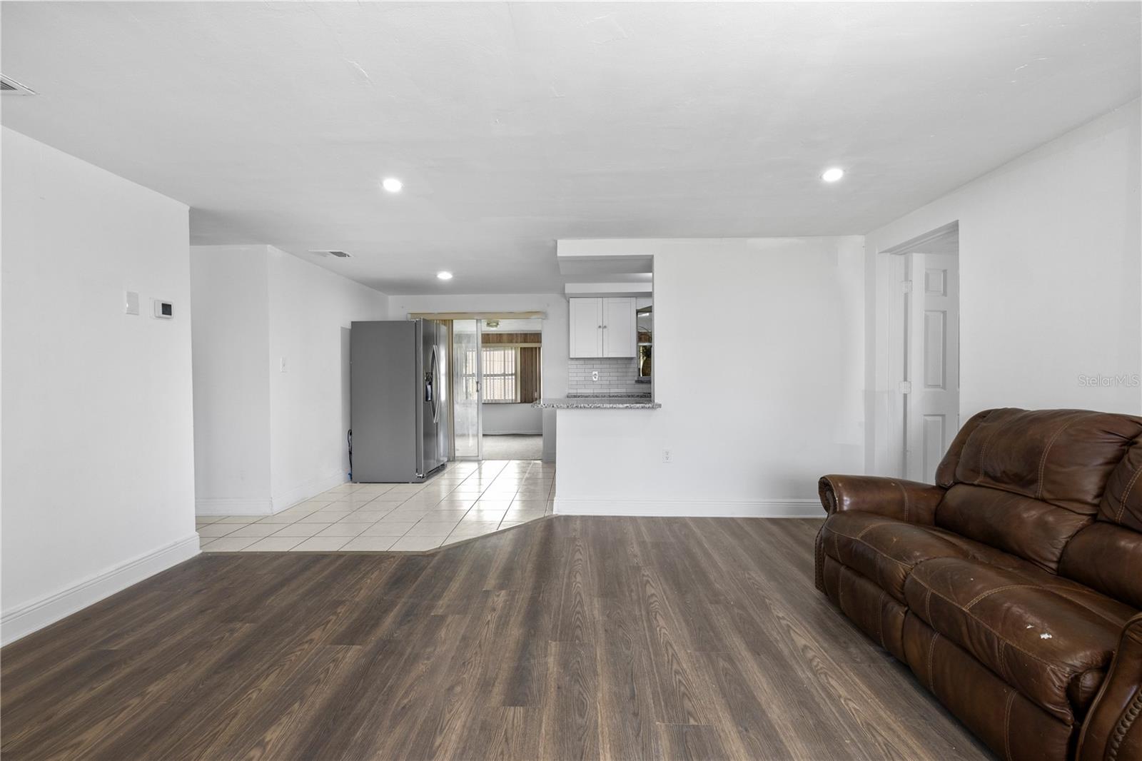 Listing photo id 4 for 10730 Premier Avenue