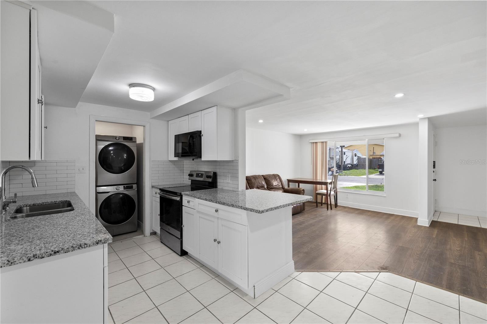 Listing photo id 7 for 10730 Premier Avenue