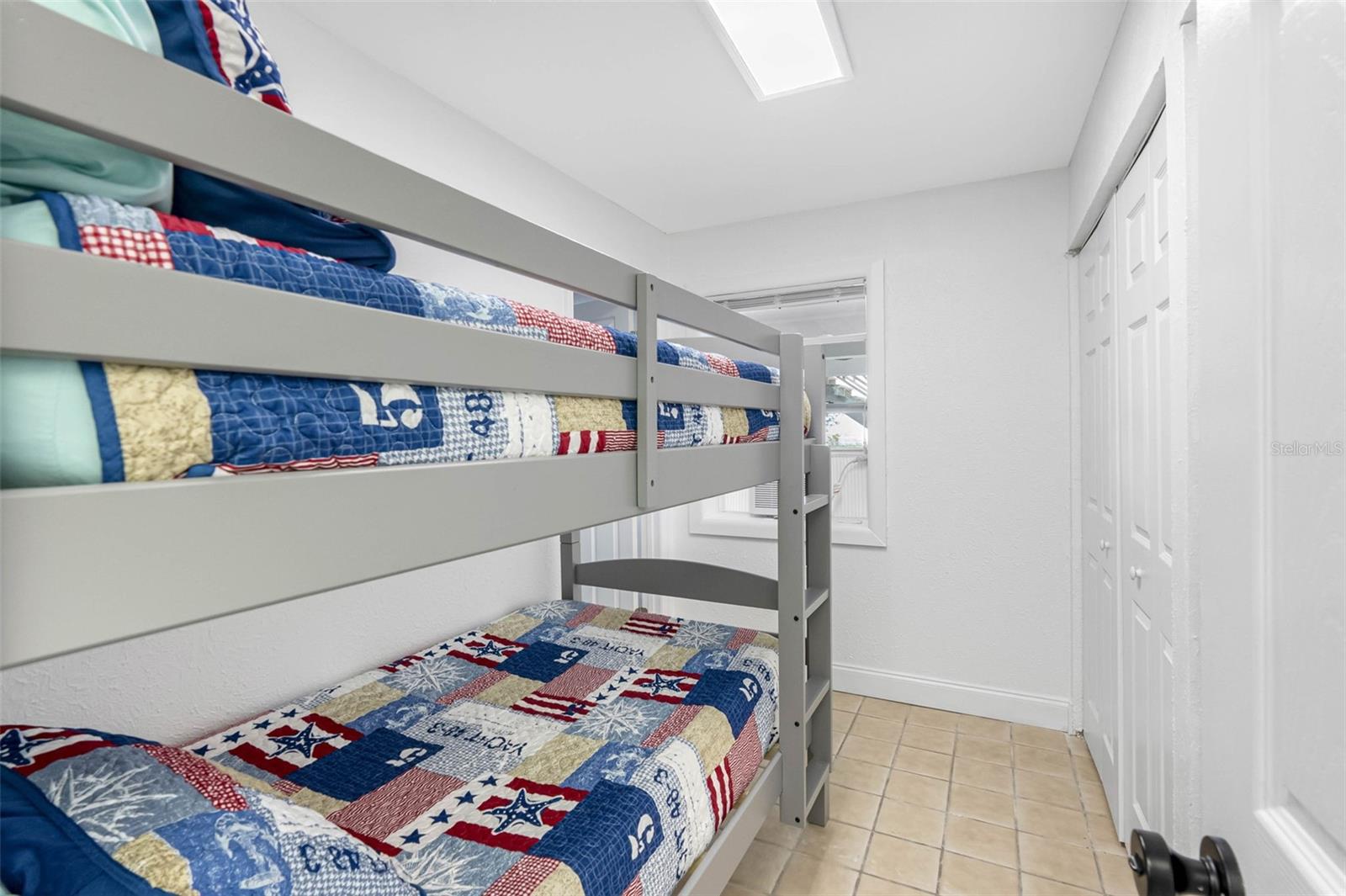 Listing photo id 16 for 12458 1st Street W