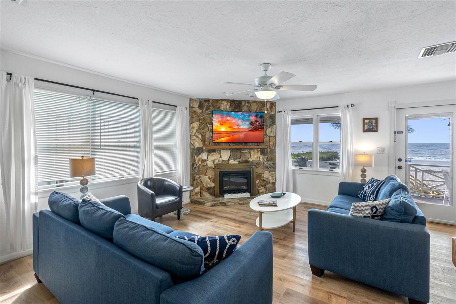 Listing photo id 18 for 12458 1st Street W