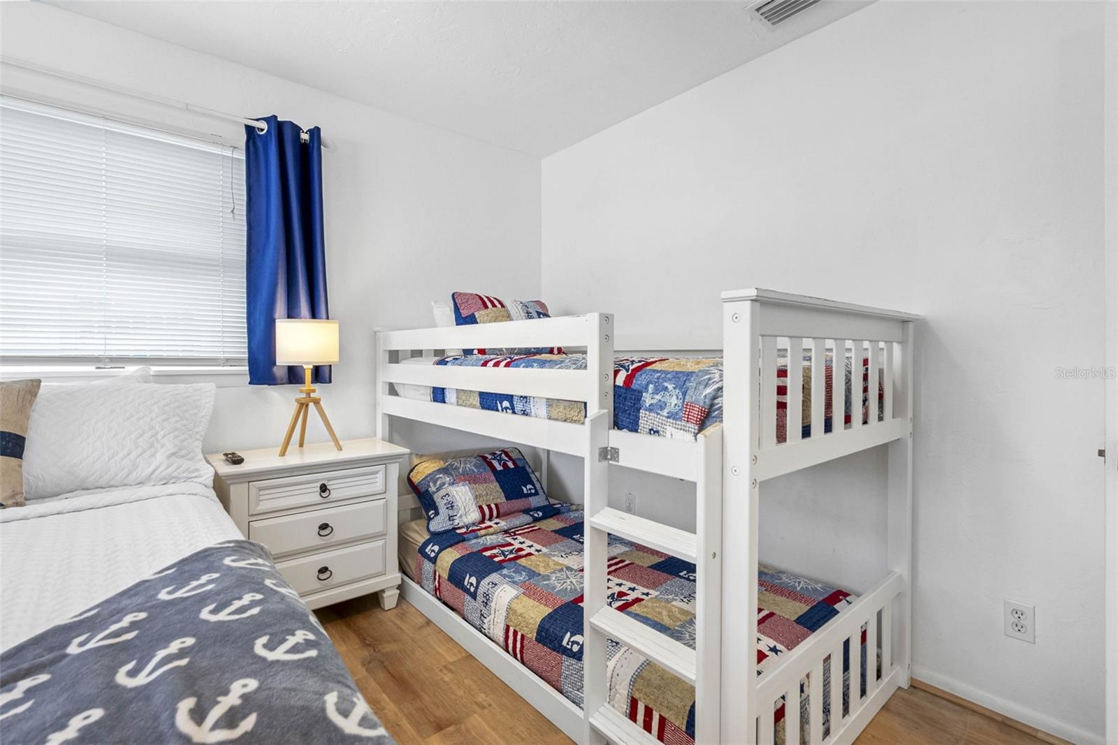Listing photo id 51 for 12458 1st Street W
