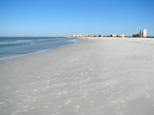 Listing photo id 7 for 12458 1st Street W