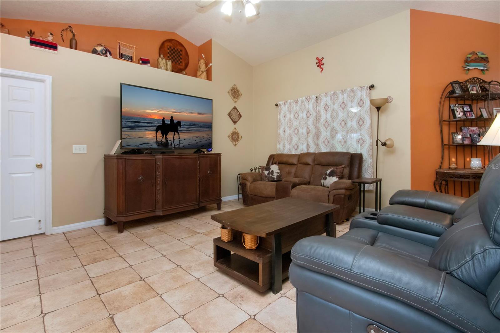 Listing photo id 11 for 408 River Bed Court