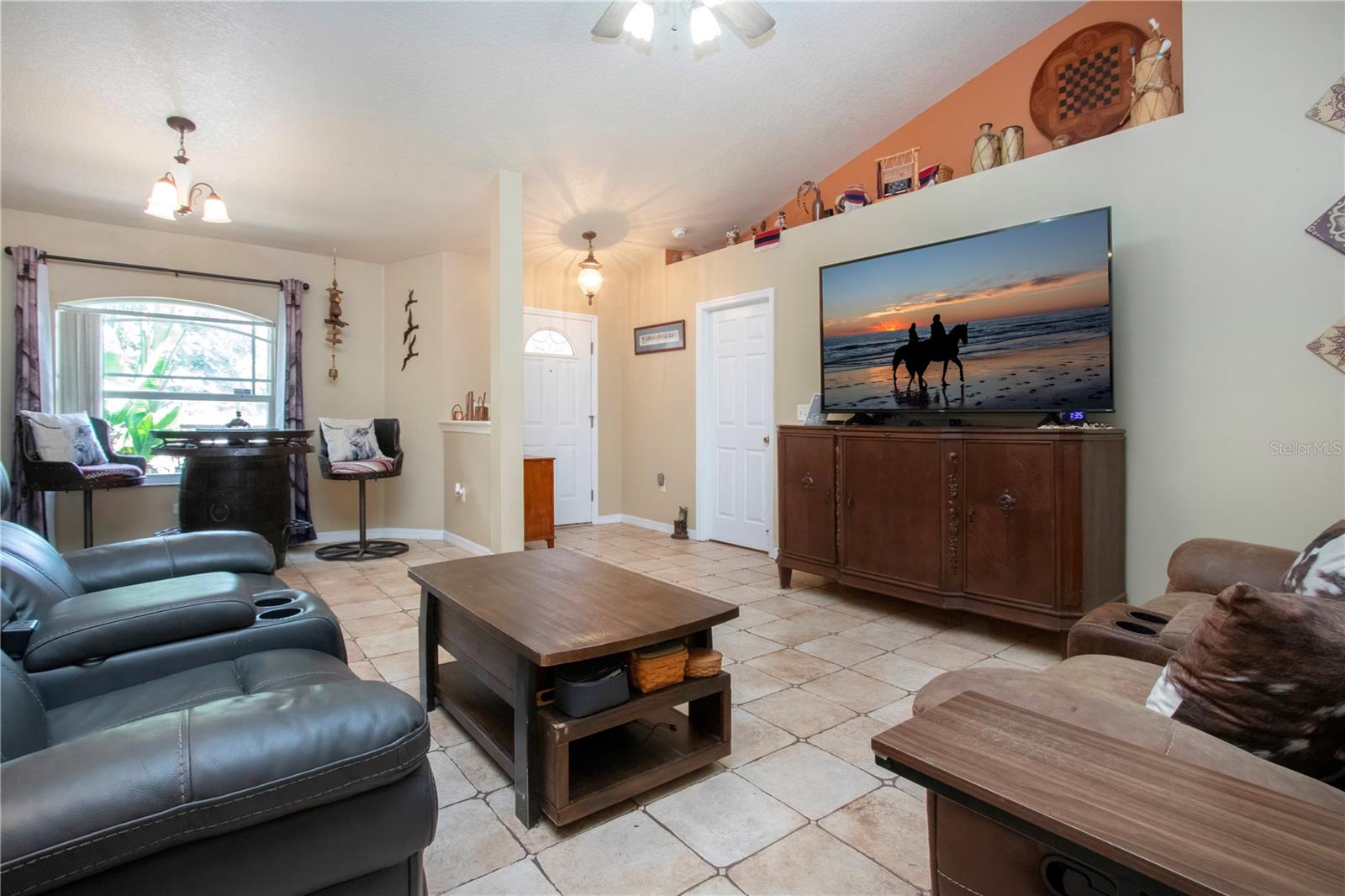 Listing photo id 13 for 408 River Bed Court