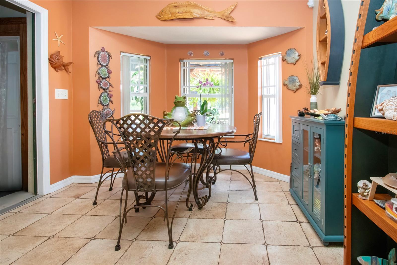 Listing photo id 17 for 408 River Bed Court
