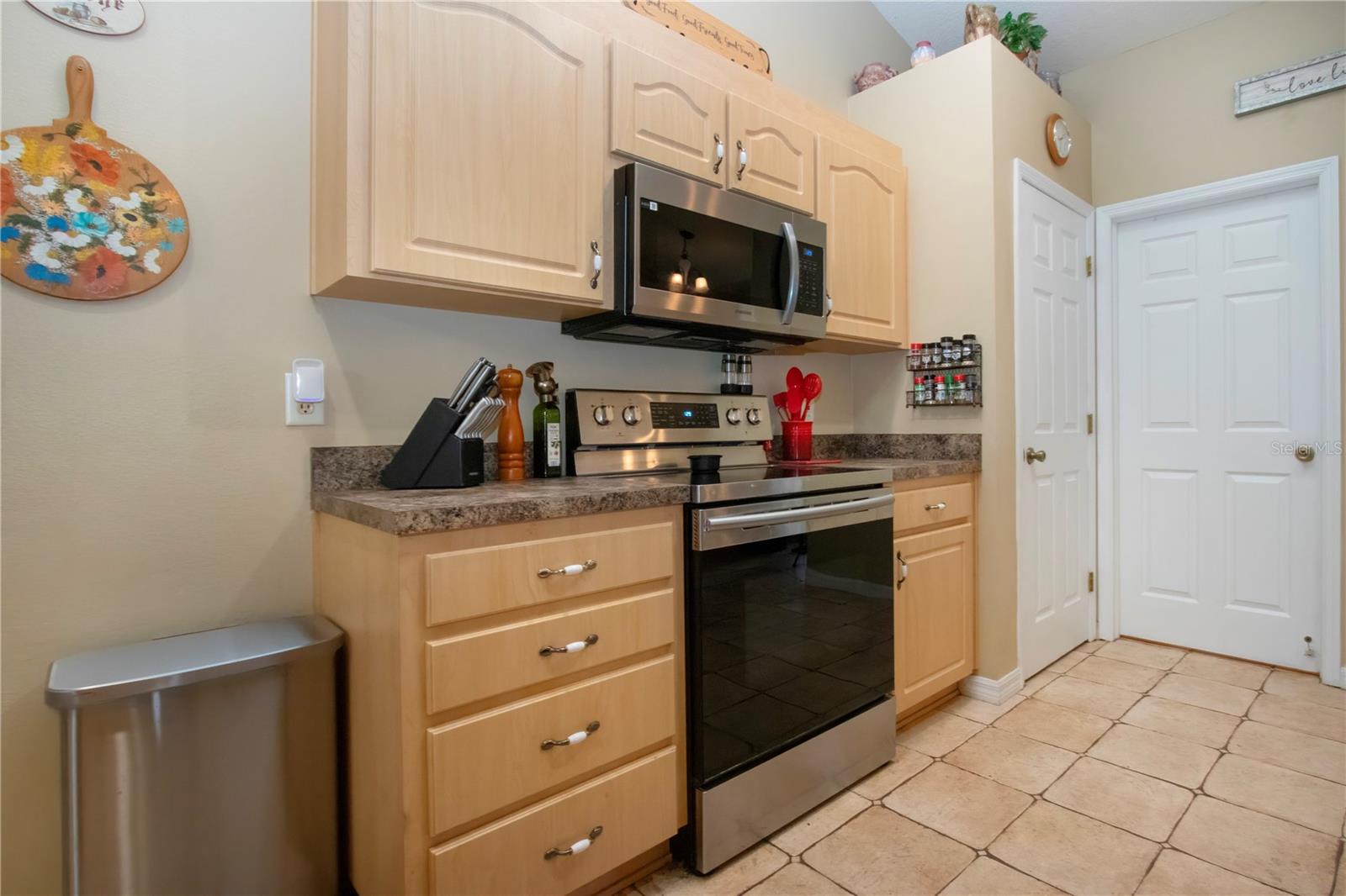 Listing photo id 21 for 408 River Bed Court
