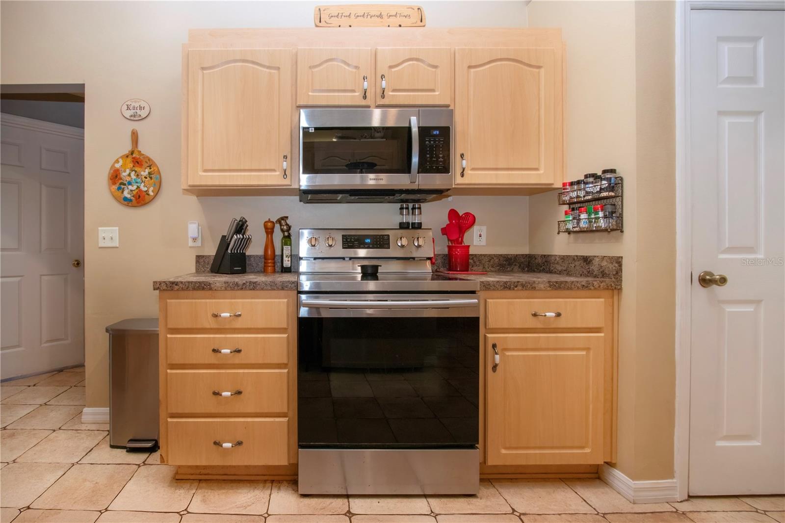Listing photo id 23 for 408 River Bed Court