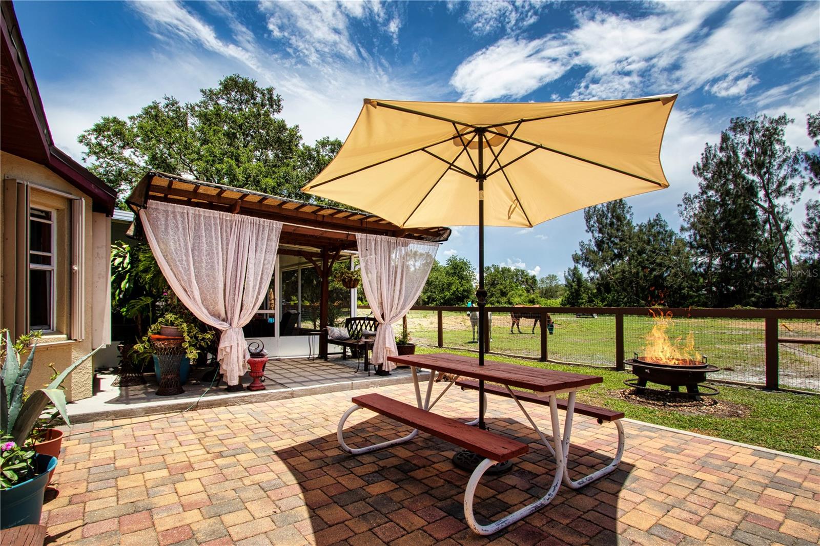 Listing photo id 51 for 408 River Bed Court