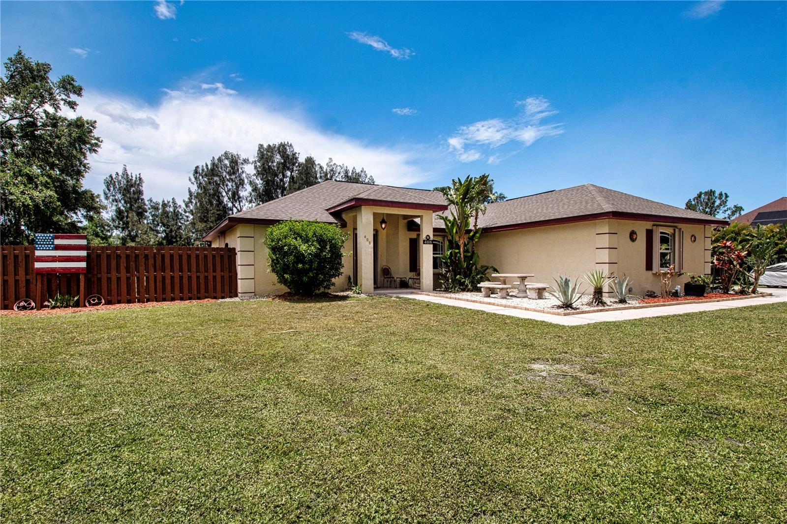 Listing photo id 6 for 408 River Bed Court