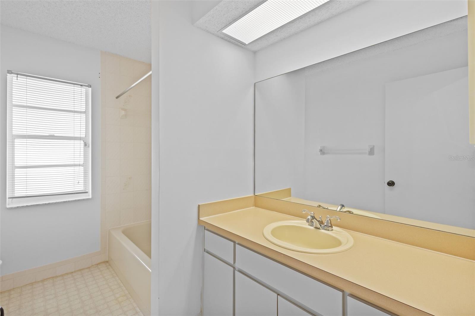 Image 22 of 28 For 1247 Venetia Drive