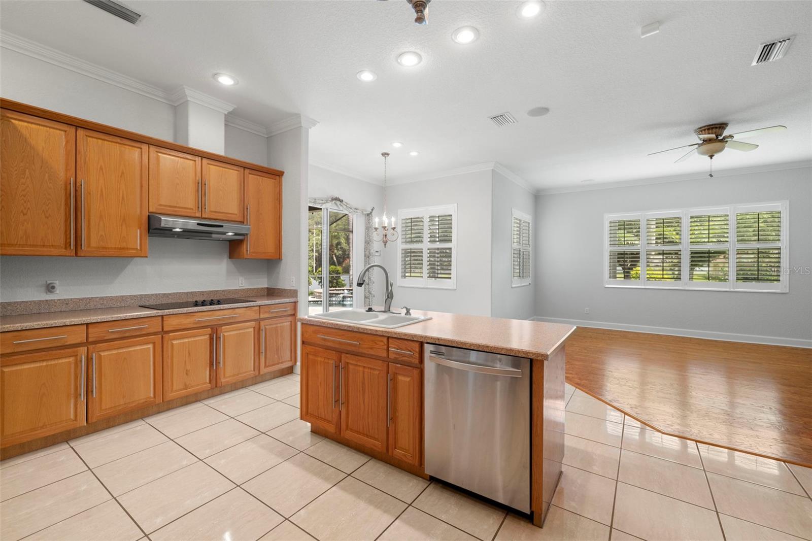 Image 13 of 50 For 3916 Valrico Grove Drive