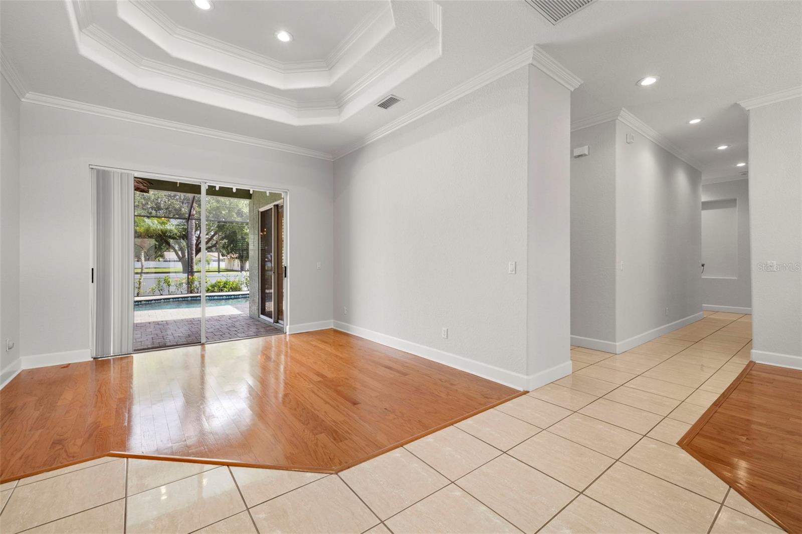 Image 4 of 50 For 3916 Valrico Grove Drive
