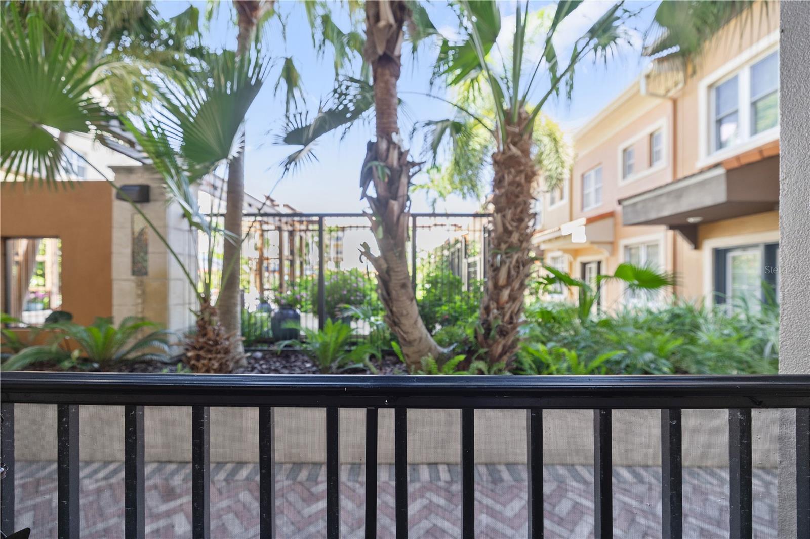 Listing photo id 13 for 100 4th Avenue S 103
