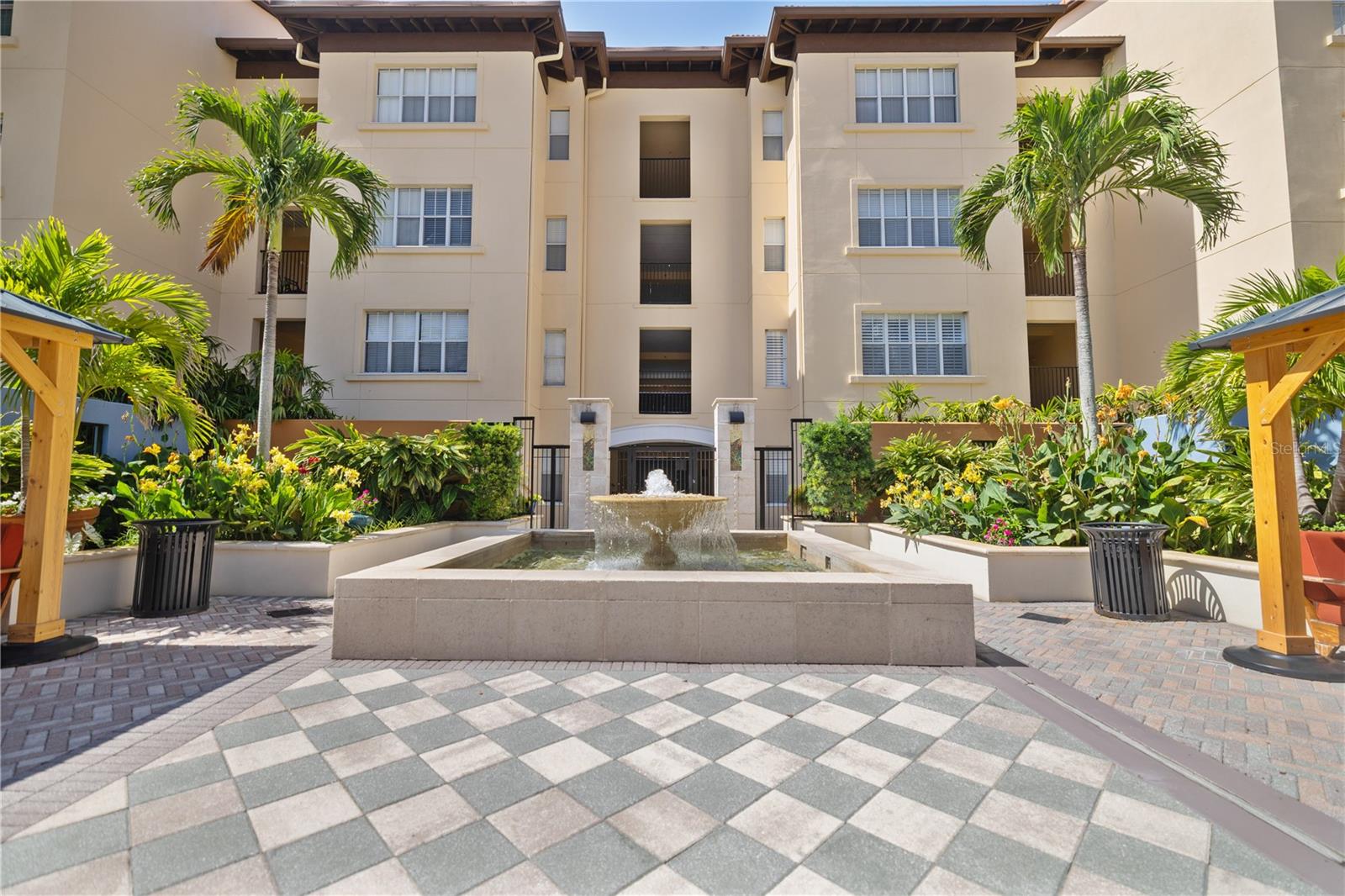 Listing photo id 19 for 100 4th Avenue S 103