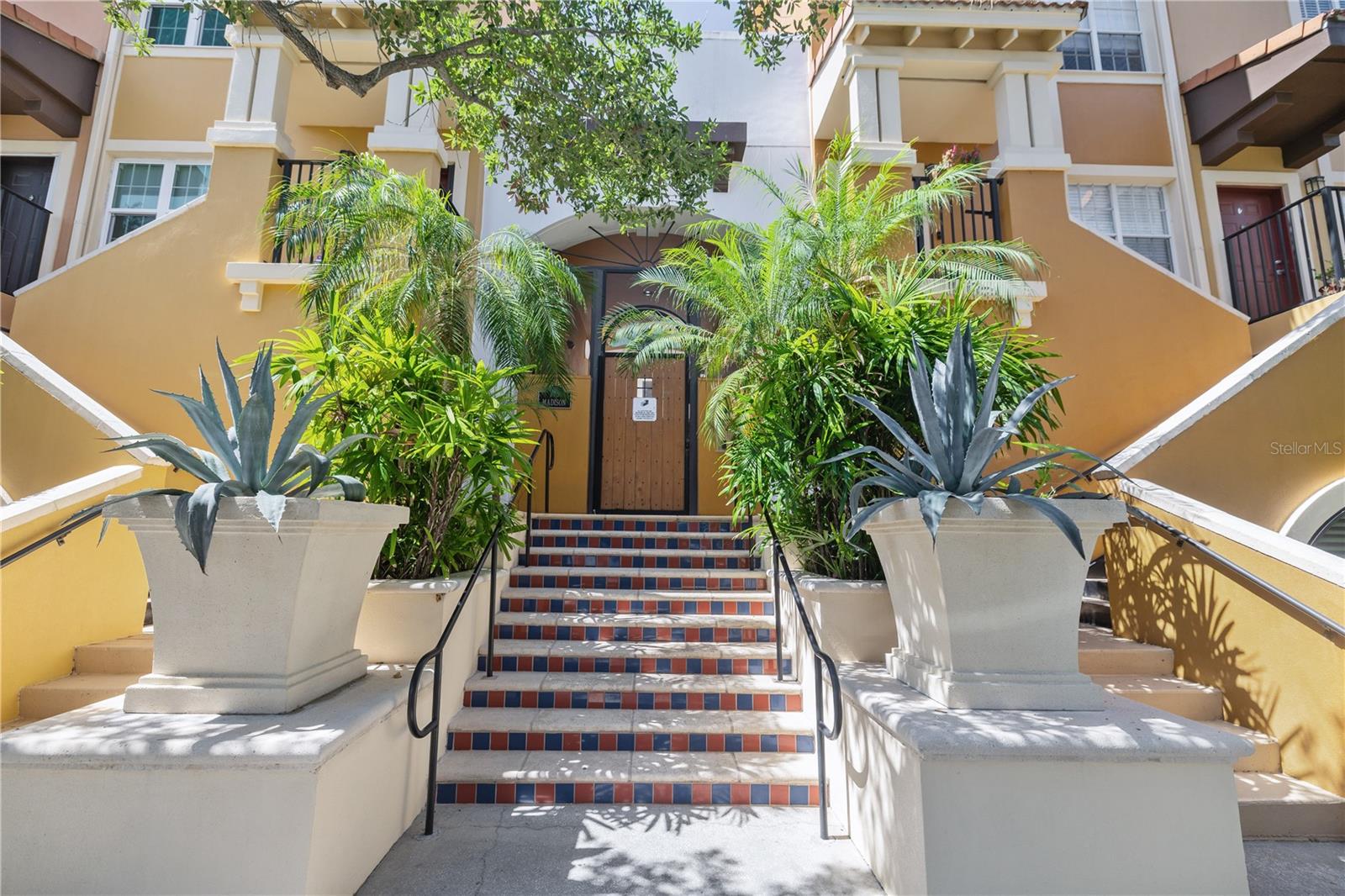 Listing photo id 1 for 100 4th Avenue S 103