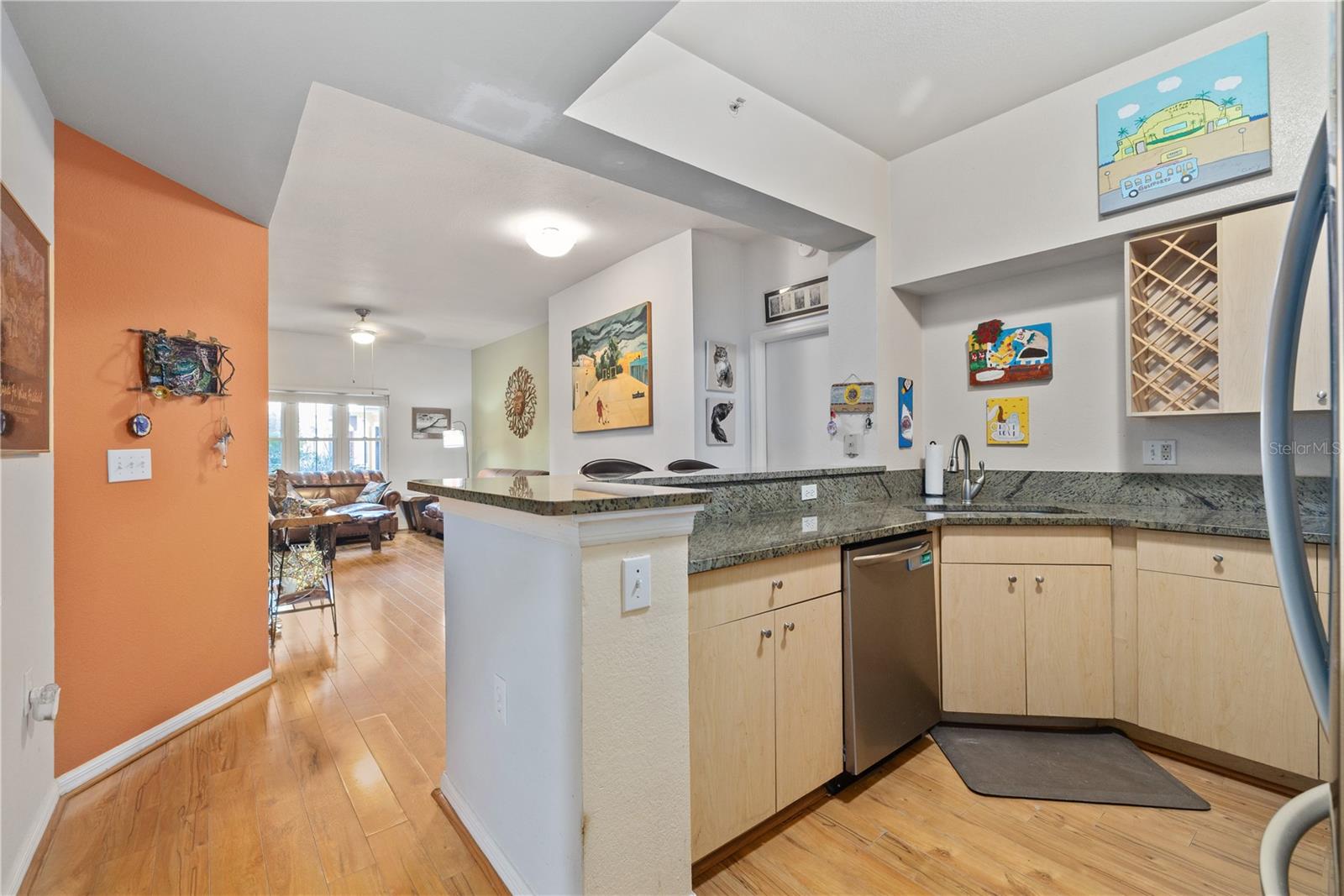 Listing photo id 4 for 100 4th Avenue S 103