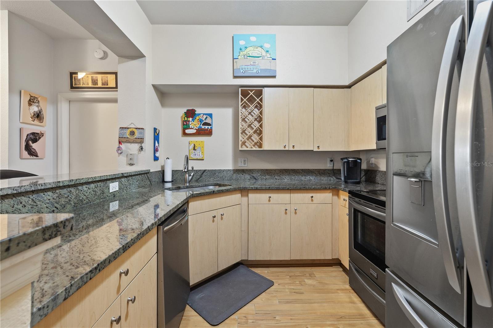 Listing photo id 5 for 100 4th Avenue S 103