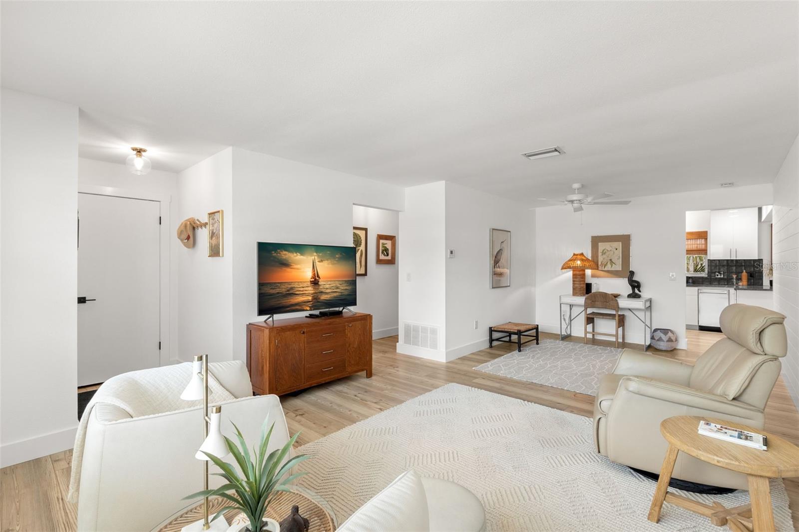 Listing photo id 2 for 204 Mindy Drive