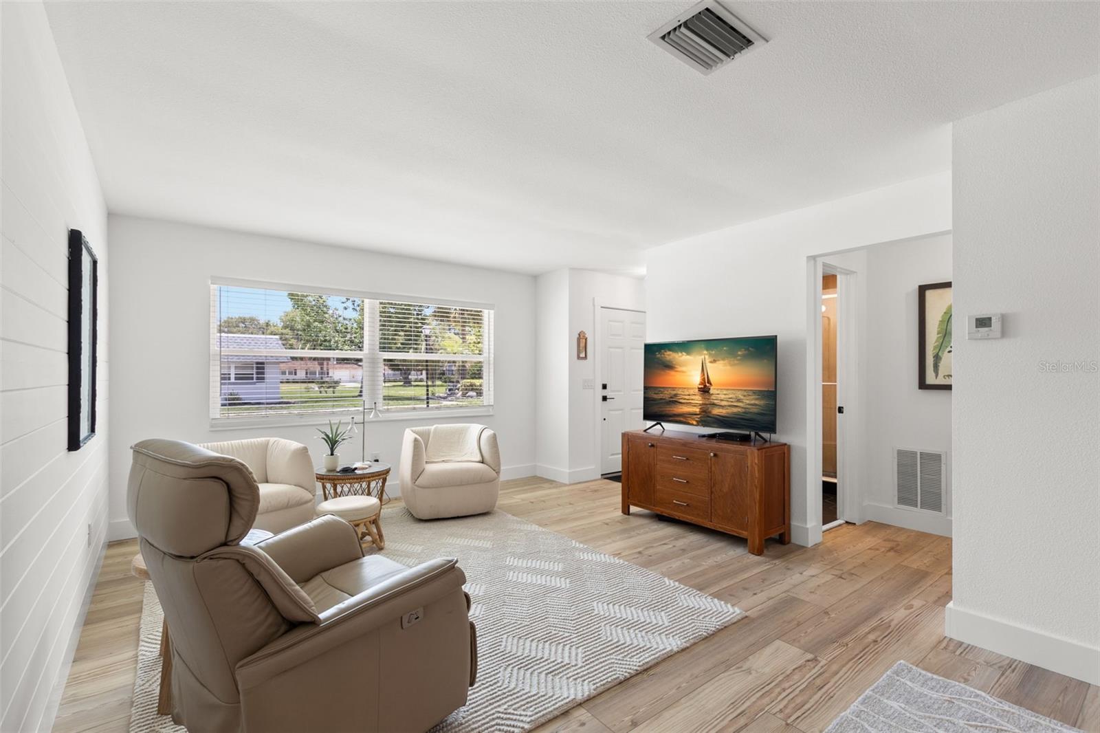 Listing photo id 3 for 204 Mindy Drive