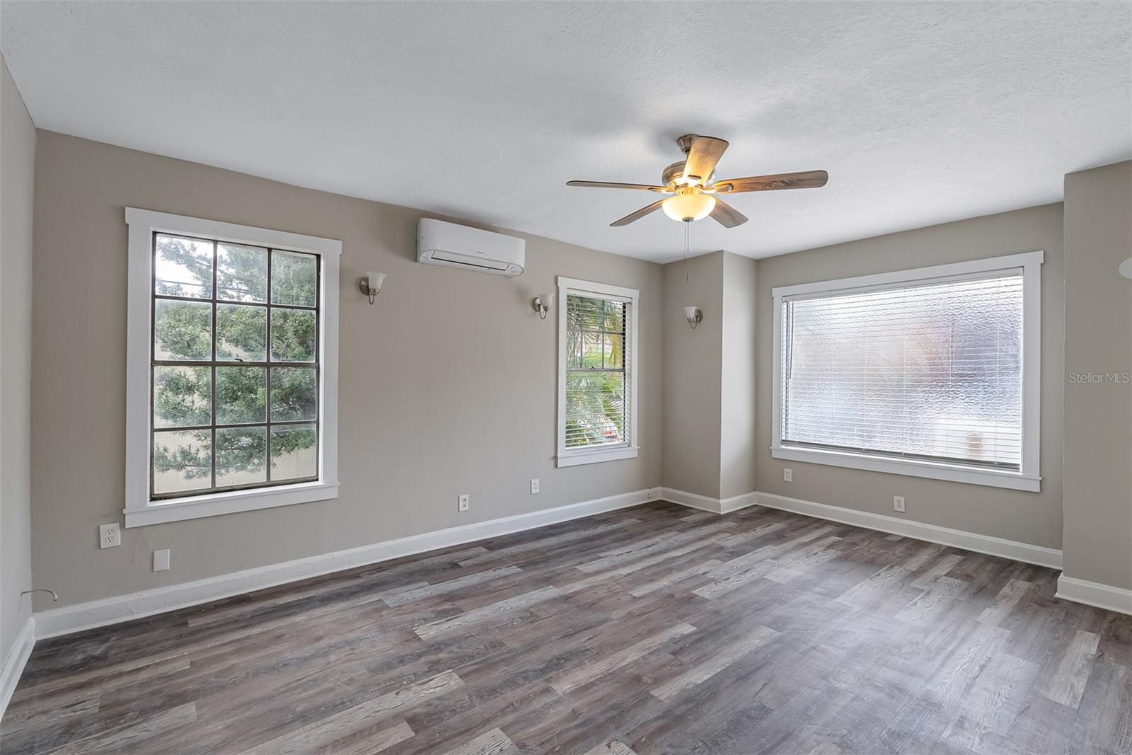 Image 3 of 11 For 104 Armenia Avenue 2