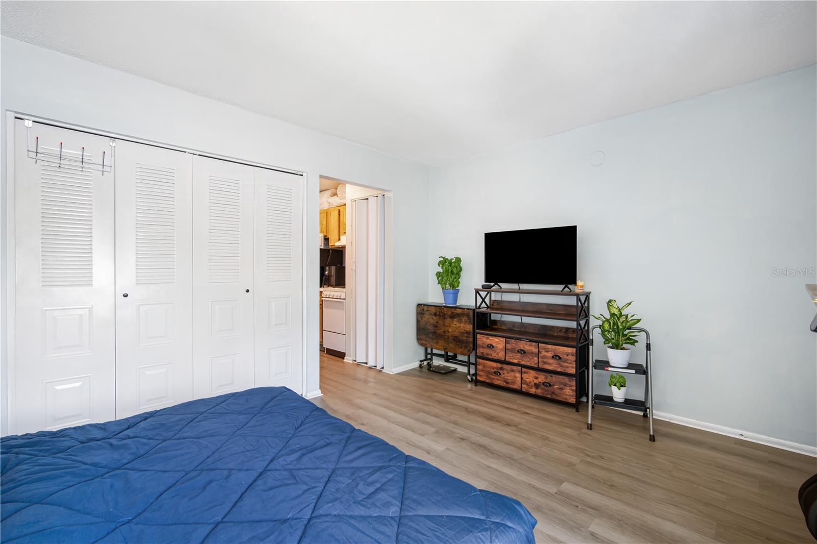 Listing photo id 4 for 4130 Dolphin Drive